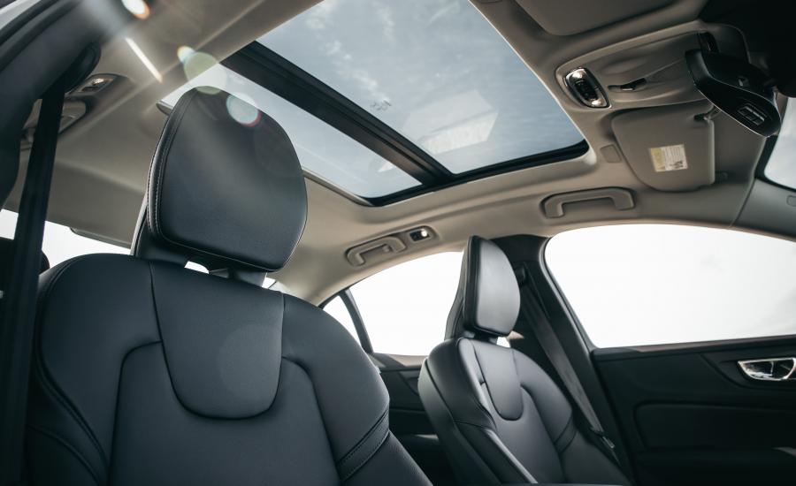 Интерьер Volvo S60 T5 Momentum 2018 года  (NA) (фото 6 из 41)